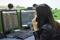 Cổ phiếu ngân hàng bứt phá, VN-Index vượt mốc 1.110 điểm