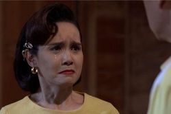 Biết mẹ giấu giếm trò chuyện với bạn gái cũ, tôi lặng người