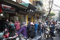 Người dân xếp hàng dài mua heo quay ngày vía Thần Tài