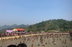 Hàng trăm người lội bùn thi bắt cá bằng tay tại Tuyên Quang