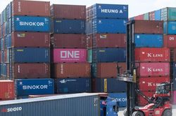 Chơi trốn tìm vào thùng container, cậu bé Bangladesh bị đưa đến Malaysia