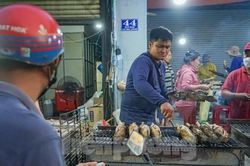 Mua cá lóc nướng về cúng Thần Tài vì năm ngoái... trúng số