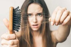 Thấy mái tóc xuất hiện những dấu hiệu này đừng xem thường vì đó là lời cảnh báo bạn có nguy cơ mắc bệnh