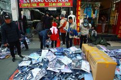 Nhiều cửa hàng thời trang mùa đông xả hàng trong đợt lạnh