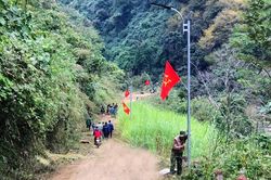 Làm hơn 9 km đường điện chiếu sáng dọc tuyến biên giới huyện Si Ma Cai
