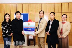 LĐLĐ tỉnh tặng quà doanh nghiệp và người lao động dịp đầu Xuân Quý Mão
