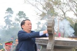Chính trị - Xã hội Theo dòng thời sự Dâng hương và đặt vòng hoa tại Nghĩa trang Liệt sỹ TP.Huế