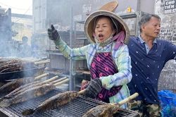 Giá cao nhưng cá lóc bán không kịp nướng ngày vía Thần Tài