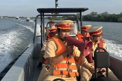 Bảo vệ an toàn Đoàn công tác của Chính phủ làm việc trên tuyến đường thủy