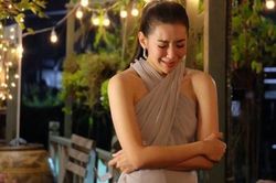Nắm bàn tay của mẹ, tôi bất lực òa khóc nức nở