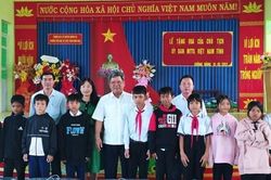 Chủ tịch MTTQ Việt Nam tỉnh tỉnh Gia Lai trao quà cho học sinh dân tộc Jrai