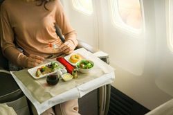 Mẹo ăn ngon miệng trên máy bay
