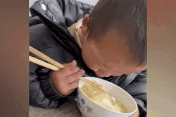 Mải chơi, cậu bé Trung Quốc ngủ gật khi đang ăn