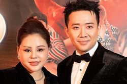 Trấn Thành bị Lê Giang 'tác động vật lý' liên tiếp trong hậu trường 'Nhà bà Nữ'