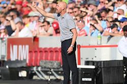 Ten Hag thử thách các ngôi sao MU trước mùa giải mới