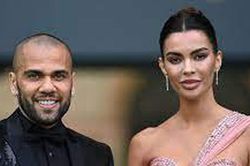 Vợ Dani Alves muốn ly hôn sau cáo buộc hiếp dâm