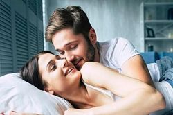 Vợ không thể ngờ bị chồng qua mặt, cả gan đưa nhân tình về tận nhà để chăm sóc
