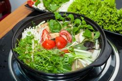 Ăn lẩu nhớ tuyệt đối không được thả những loại rau này vào, dù ngon đến mấy cũng cẩn thận miệng làm hại thân