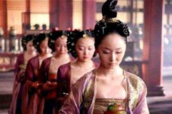 'Rửa lỗ rồng' cho Hoàng đế là gì mà hàng trăm cung nữ điên cuồng tranh giành?