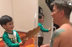 Đàm Vĩnh Hưng 'mát lòng, mát dạ' khi được quý tử Polo chăm sóc phía sau cánh gà