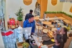 Vào quán trà sữa, thanh niên bất ngờ hỏi: 'Ở đây có tay vịn không' và câu trả lời cực gắt của nhân viên