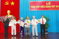 Ban Thường vụ Tỉnh ủy An Giang trao Huy hiệu Đảng đợt 3/2/2023