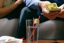 Chồng bủn xỉn, hà tiện đến mức không bao giờ cho vợ mua đồ ở siêu thị mà phải ra chợ mua để bớt được đồng nào hay đồng ấy