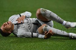 Mbappe đá hỏng 2 quả 11m, bị chấn thương