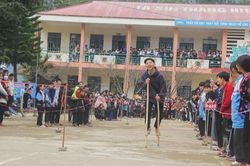 Hội Xuân nở rộ, thầy cô tất bật giữ chân trò
