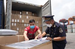 Nguồn thu xuất nhập khẩu giảm sâu trên 40%