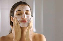Thói quen rửa mặt này chính là nguyên nhân khiến làn da ngày một khô căng, lão hóa nhanh