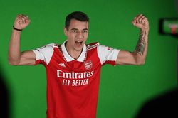 Vừa tới Arsenal, tân binh Jakub Kiwior đã lập 3 kỷ lục về thể chất