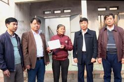 Hỗ trợ đột xuất gia đình bị hỏa hoạn tại xã Vạn Phái