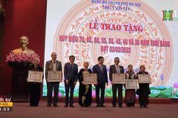 Sơn Tây trao Huy hiệu Đảng cho 163 đảng viên đợt 3/2