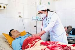 Đang khỏe mạnh bỗng khó thở và đau ngực dữ dội, người đàn ông ngừng tim 5 lần