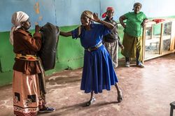Nhóm 'bà ngoại tự vệ' chống lại những kẻ biến thái ở Kenya