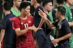 Công Phượng trò chuyện với Chanathip trước khi sang Nhật Bản thi đấu