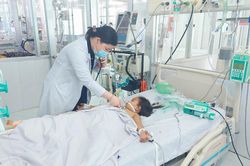 Cứu sống bé gái 8 tuổi bị vỡ gan do tai nạn giao thông