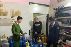 Phát hiện kho 'khí cười' trong shop thời trang ở Hà Nội