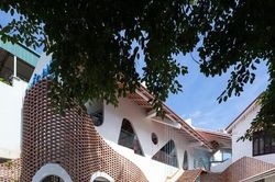 Mê mẩn với ngôi nhà mái ngói đỏ ở Sơn La