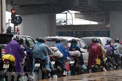Mưa phùn và sương mù gây nồm ẩm tại các tỉnh khu vực Bắc Bộ