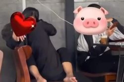Cặp đôi 'nhí' thể hiện tình cảm quá đà ở quán cà phê, dư luận băn khoăn lối giáo dục con trẻ về tình yêu?