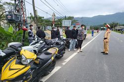 73 trường hợp đi xe máy vi phạm giao thông trên đèo Hải Vân