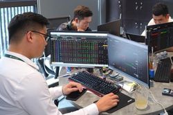 Chứng khoán hôm nay (3/2): VN-Index thu hẹp đà giảm cuối phiên dù chịu sức ép từ ETF tái cơ cấu