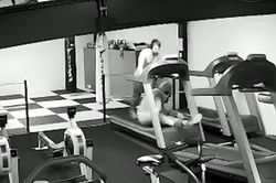 Cố gắng cởi áo khoác, người đàn ông ngã ngửa khỏi máy chạy bộ