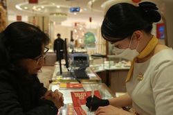 Giá vàng hôm nay (3/2): Vàng thế giới lao dốc không phanh, vàng trong nước vẫn tăng cao đều từ 300.000 - 400.000 đồng/lượng