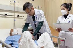 Bị ngã trong lúc làm việc, người đàn ông bị tổn thương nặng nề vùng sinh dục, đe dọa tính mạng