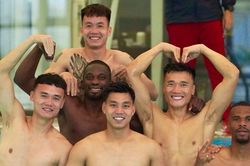 Dàn 'nam thần' CLB Công an Hà Nội xả hơi ở bể bơi sau đại thắng