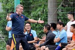 CĐV Thái sợ sệt: 'HLV Troussier đẳng cấp hơn Polking, kỷ nguyên thành công của ĐT Thái Lan sắp kết thúc'