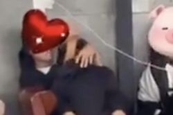 Cặp đôi học sinh gây tranh cãi vì thân mật quá đà giữa quán cafe, netizen ngán ngẩm: 'Từ bao giờ tình cảm học trò lại thoáng thế này?'